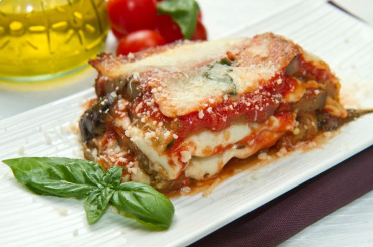 Porzione di parmigiana di melanzane