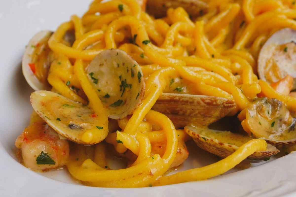 Pasta alle vongole in un piatto