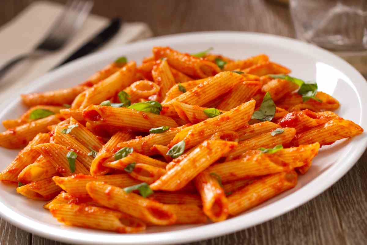 Un piatto di pasta alla crema di peperoni