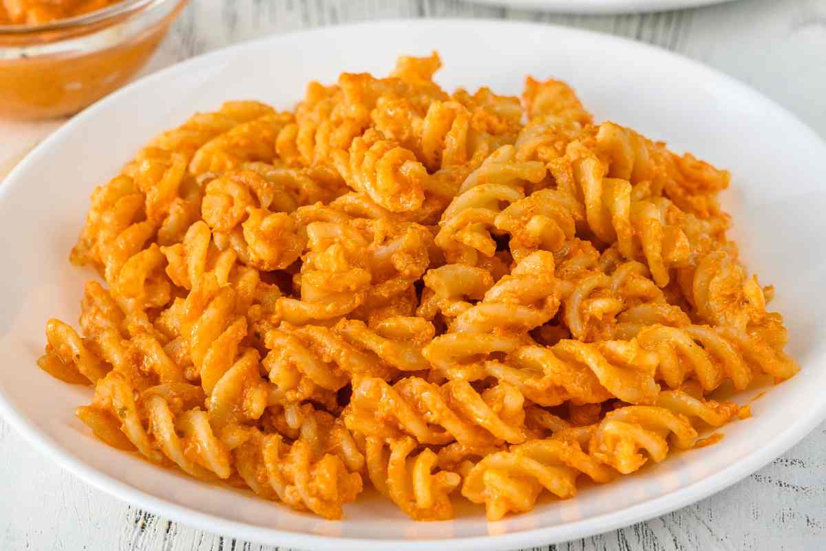 Pasta fredda con pesto di pomodorini ricotta noci basilico