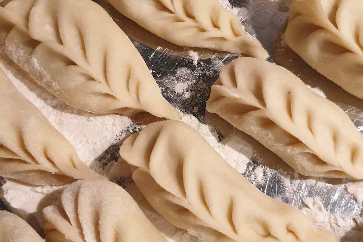 Della pasta fresca ripiena su un piano di lavoro
