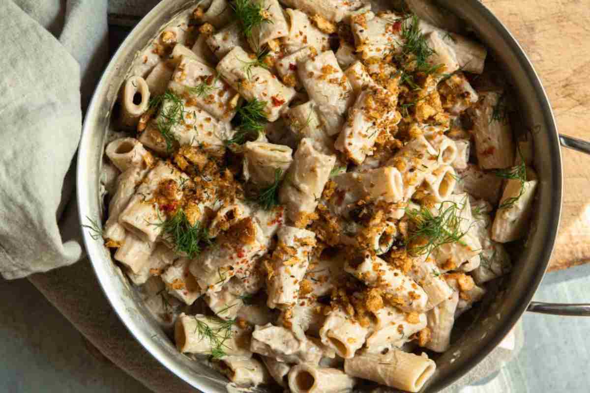 Pasta con melanzane e formaggio cremoso in padella