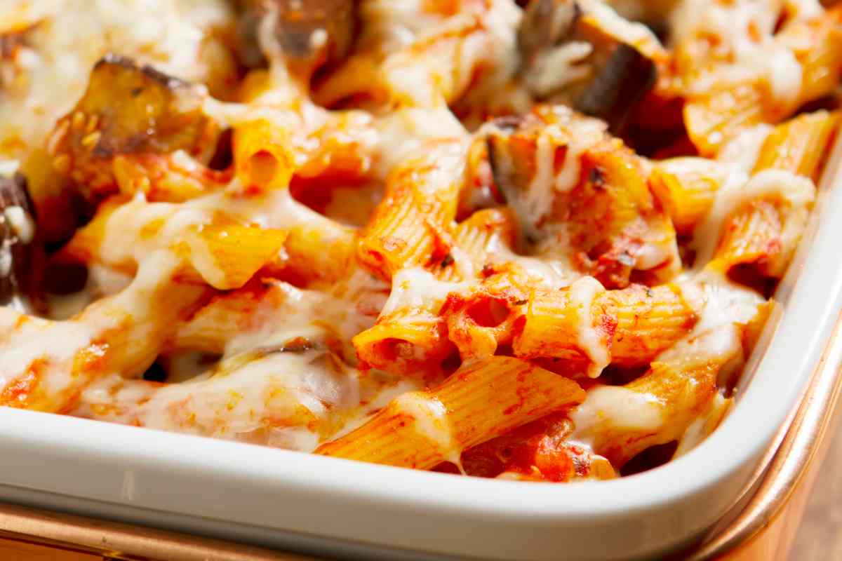 Una teglia con la pasta alla norma filante