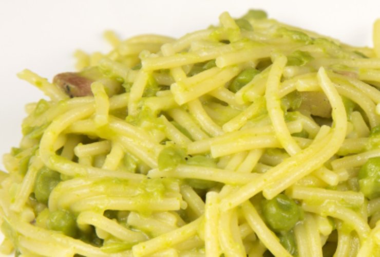 Pasta e piselli cremosa in primo piano