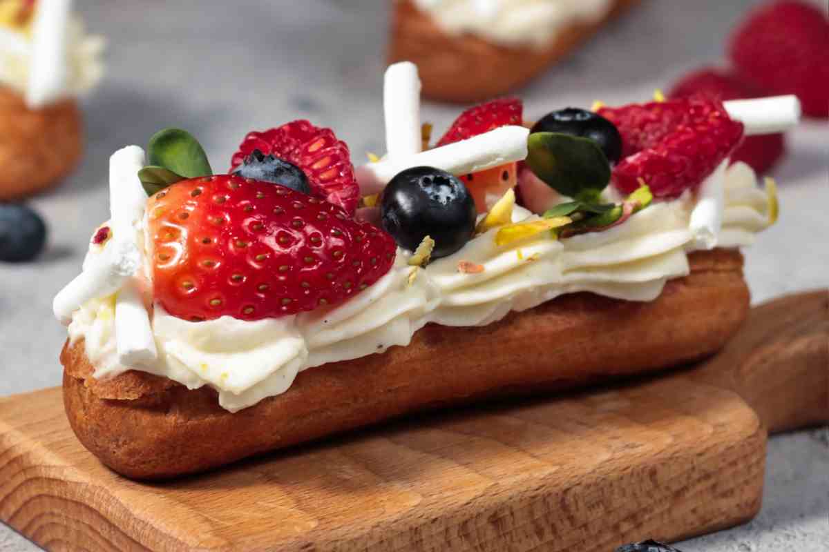 tagliere con sopra un pasticcino con i savoiardi