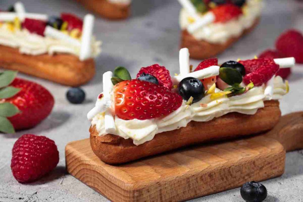 pasticcini con i savoiardi e fragole sul tavolo