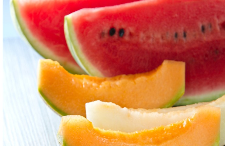 Delle fette di melone e di anguria