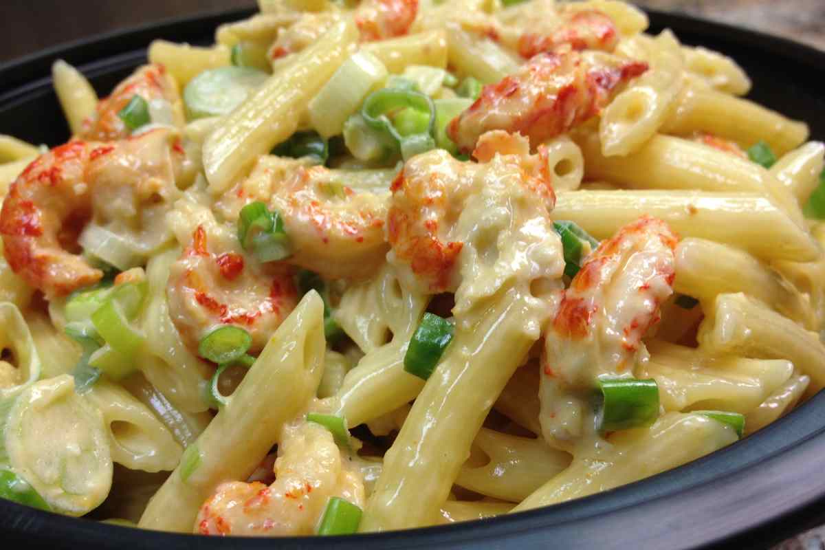 Pasta cremosa con gamberetti in una padella
