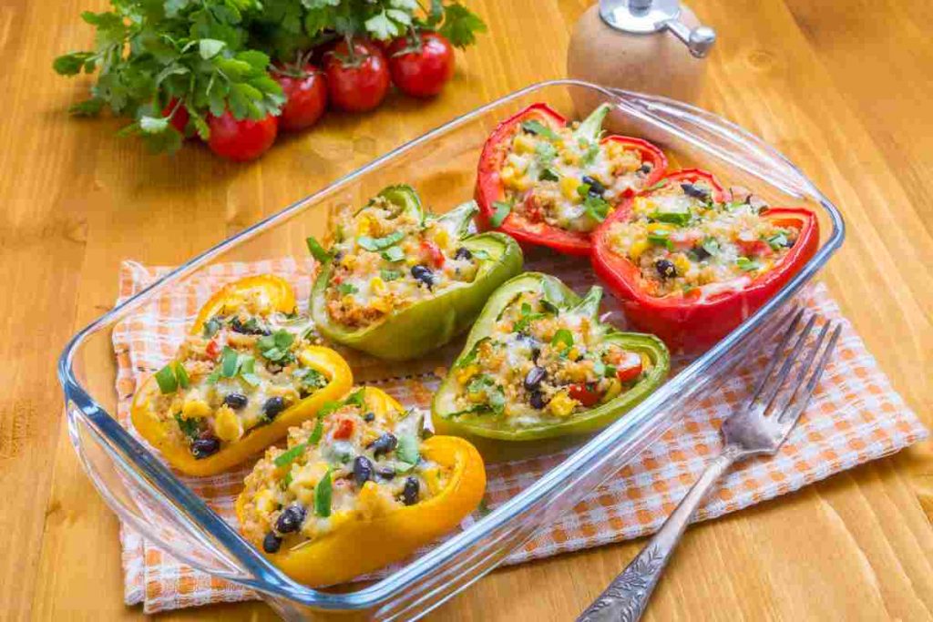 Peperoni ripieni quinoa e verdure in una pirofila
