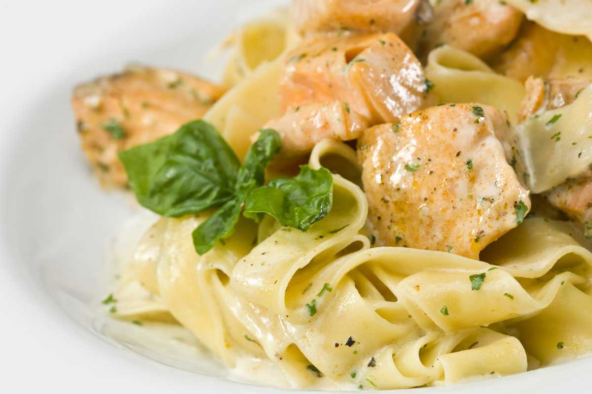 Tagliatelle al salmone in un piatto