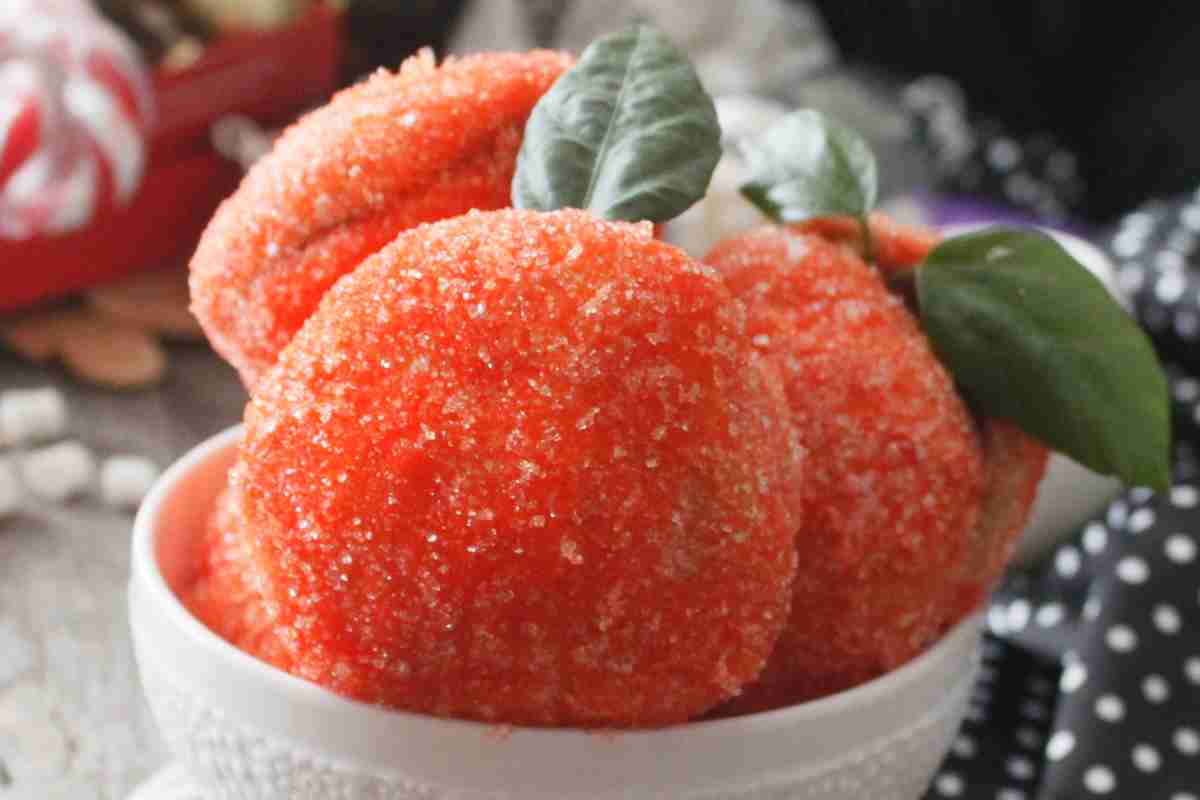 una ciotola con delle pesche dolci zuccherate al suo interno
