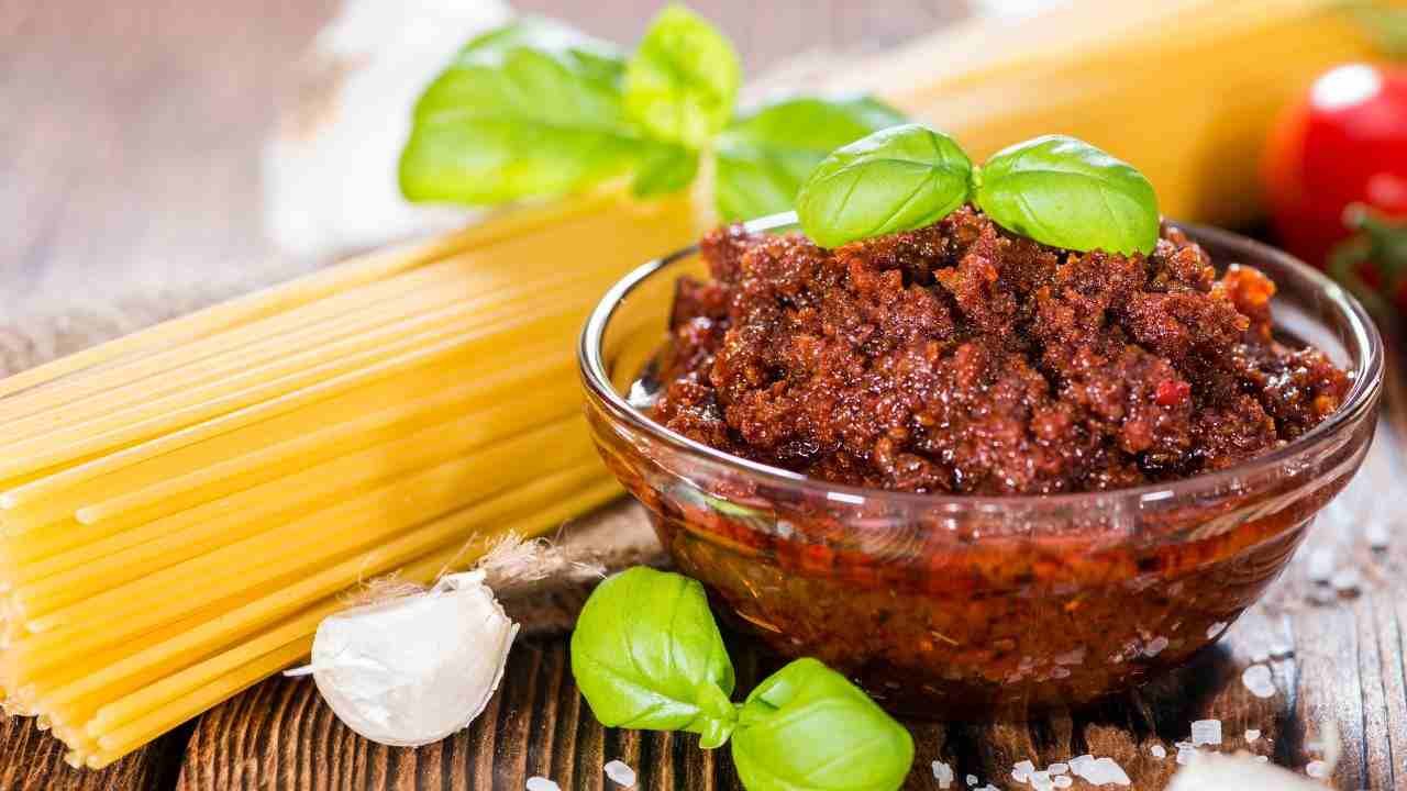 Pesto di pomodori secchi e acciughe
