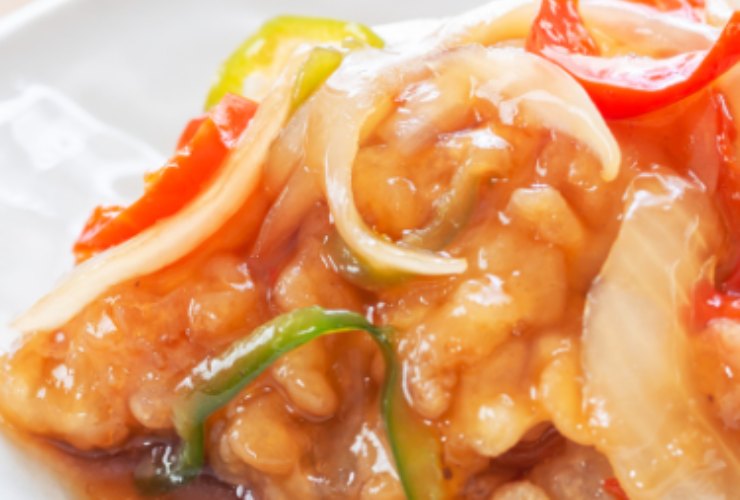 Dettaglio di filetto di platessa in agrodolce