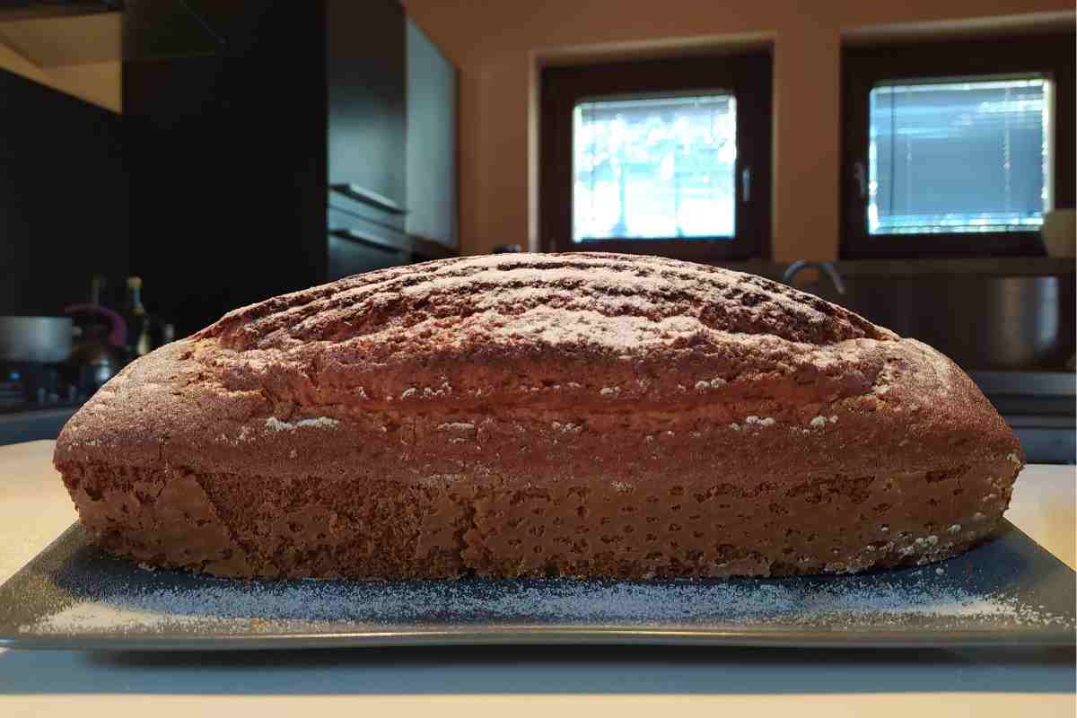 Il plum cake spumoso con banana e cocco