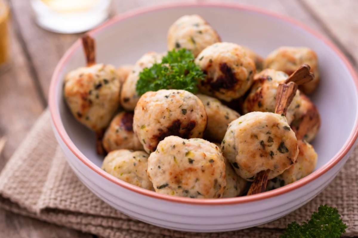 Polpette di pollo con prezzemolo in una ciotola