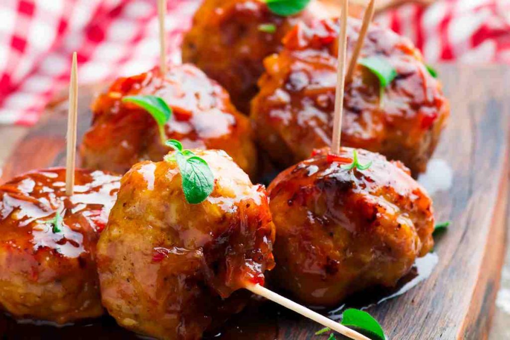 vassoio con le polpette di pollo glassate viste da vicino