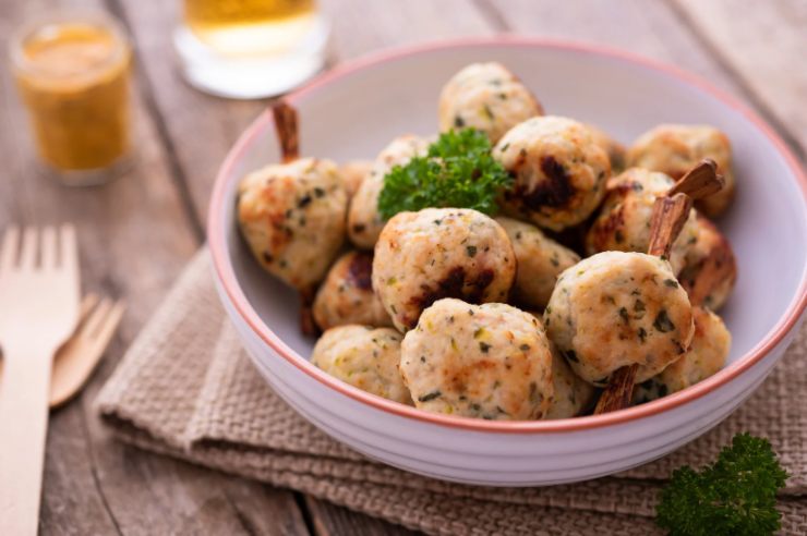 Polpette di pollo in una ciotola