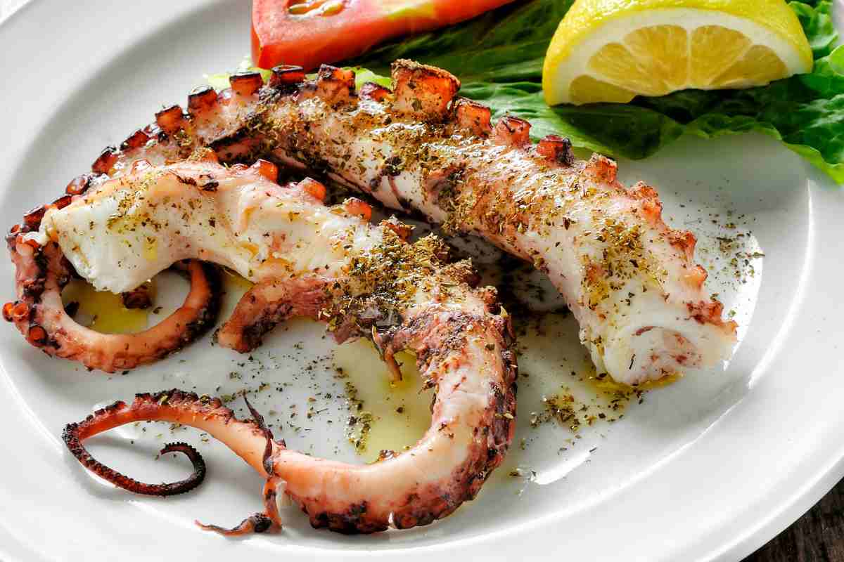 Tentacoli di polpo alla griglia in un piatto