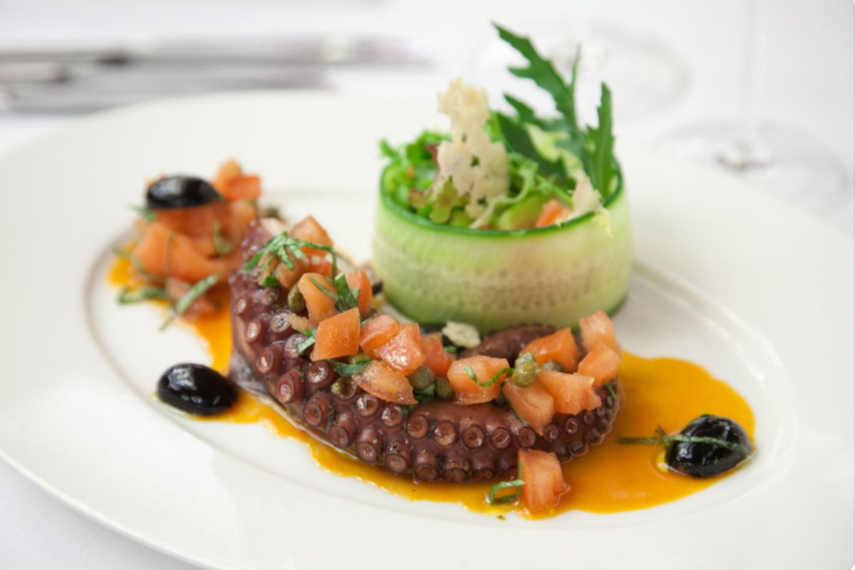Polpo grigliato con olio olive nere e pomodorini