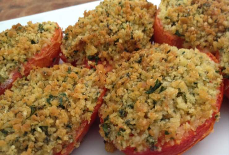 Pomodori gratinati con pane e basilico