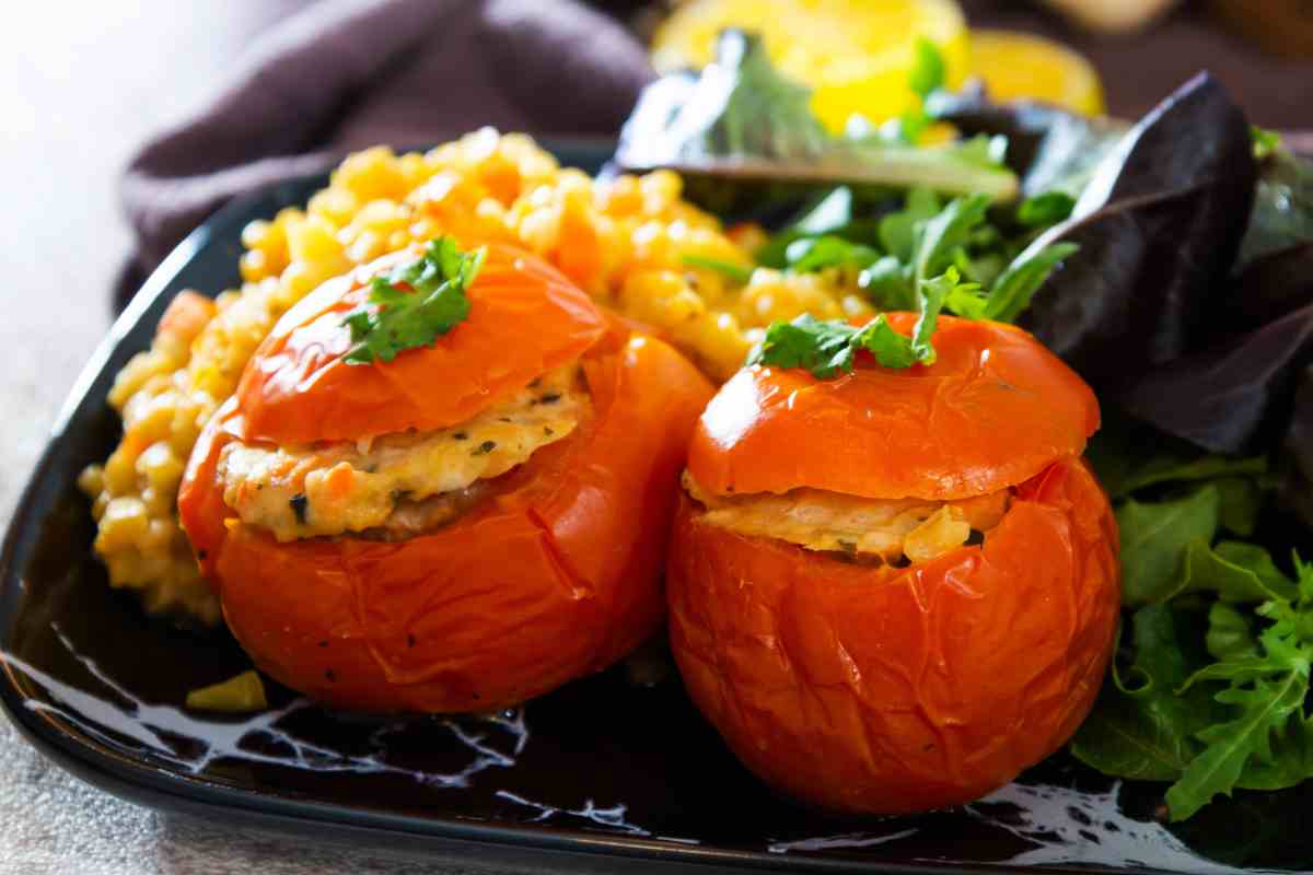piatto con pomodori ripieni di riso alla romana visti da vicino