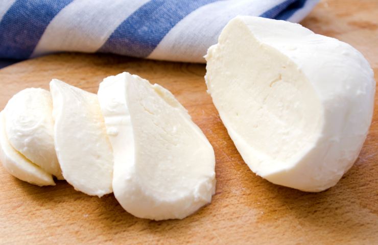 Una mozzarella confezionata aperta