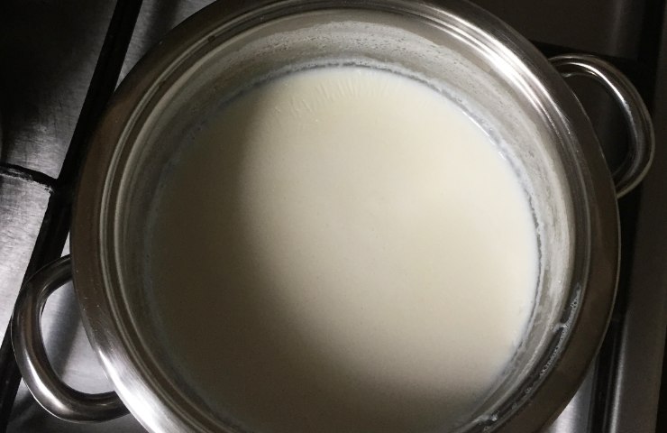Latte che bolle in un pentolino