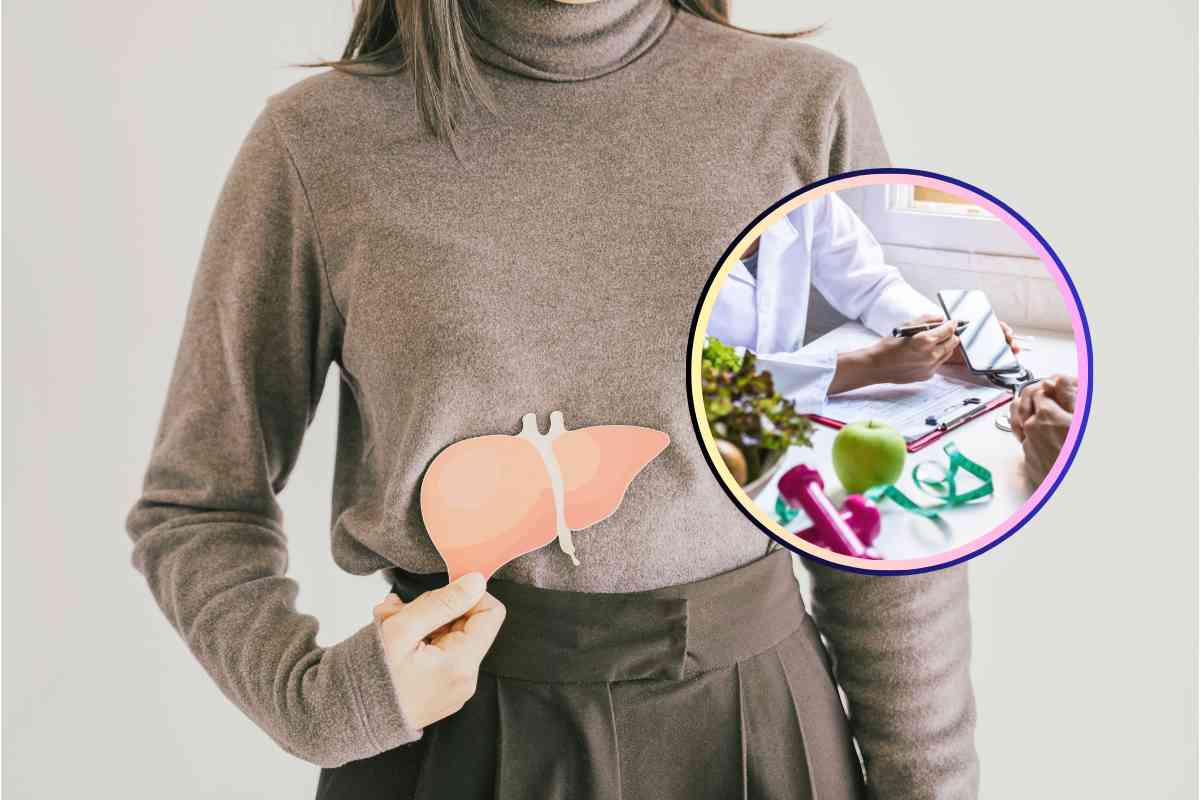 Un modello di fegato ed una donna con un nutrizionista in piccolo