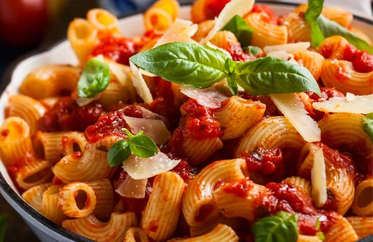 Un bel piatto di pasta appena servito