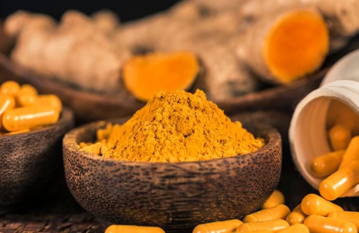 Una ciotola riempita con della curcuma