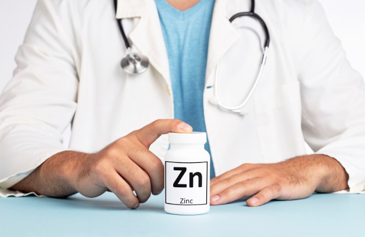 Un medico e degli integratori di zinco
