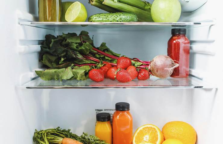 Frutta e verdura riposte in un frigo
