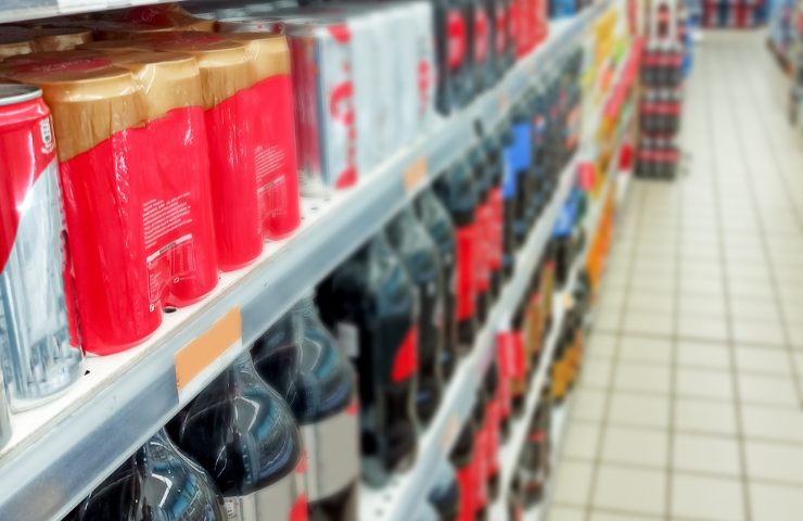 Lattine e bottiglie di bevande al supermercato