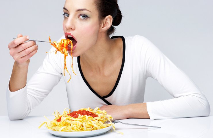 Una donna che mangia della pasta