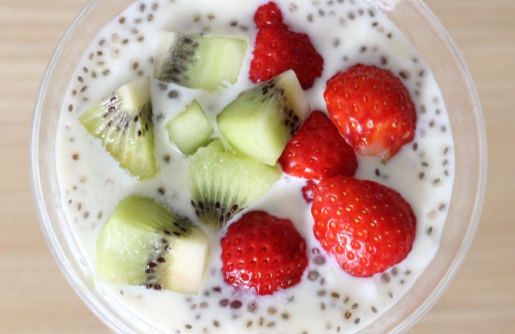 Yogurt con semi di chia, kiwi e fragole