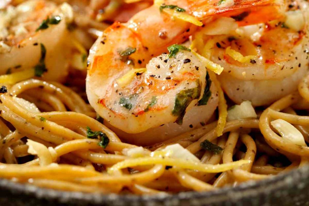 spaghetti gamberi e lime in un piatto