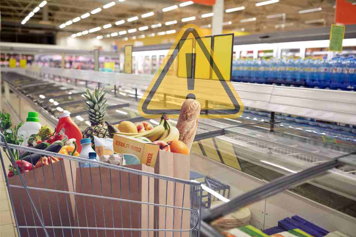 L'interno di un supermercato ed un carrello della spesa pieno