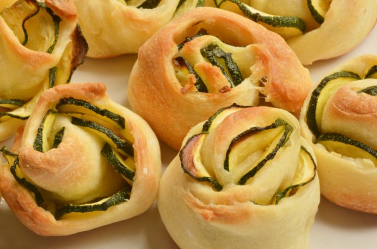 Piccoli rotoli di sfoglia con zucchine 