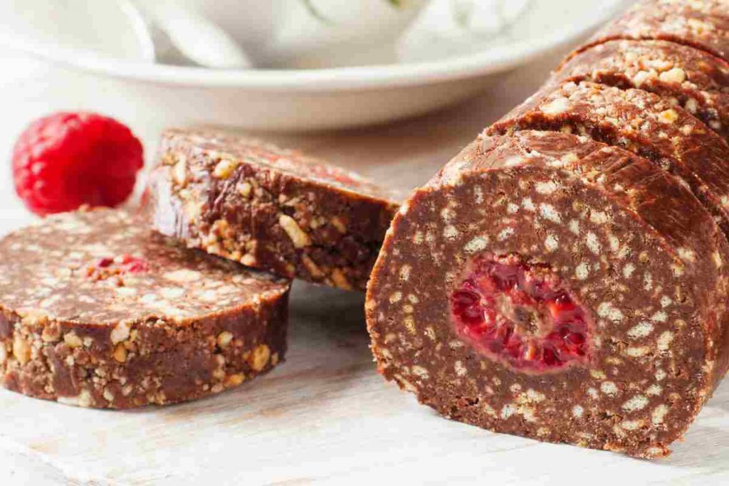Salame al cioccolato con mascarpone e lampone fatto a fette