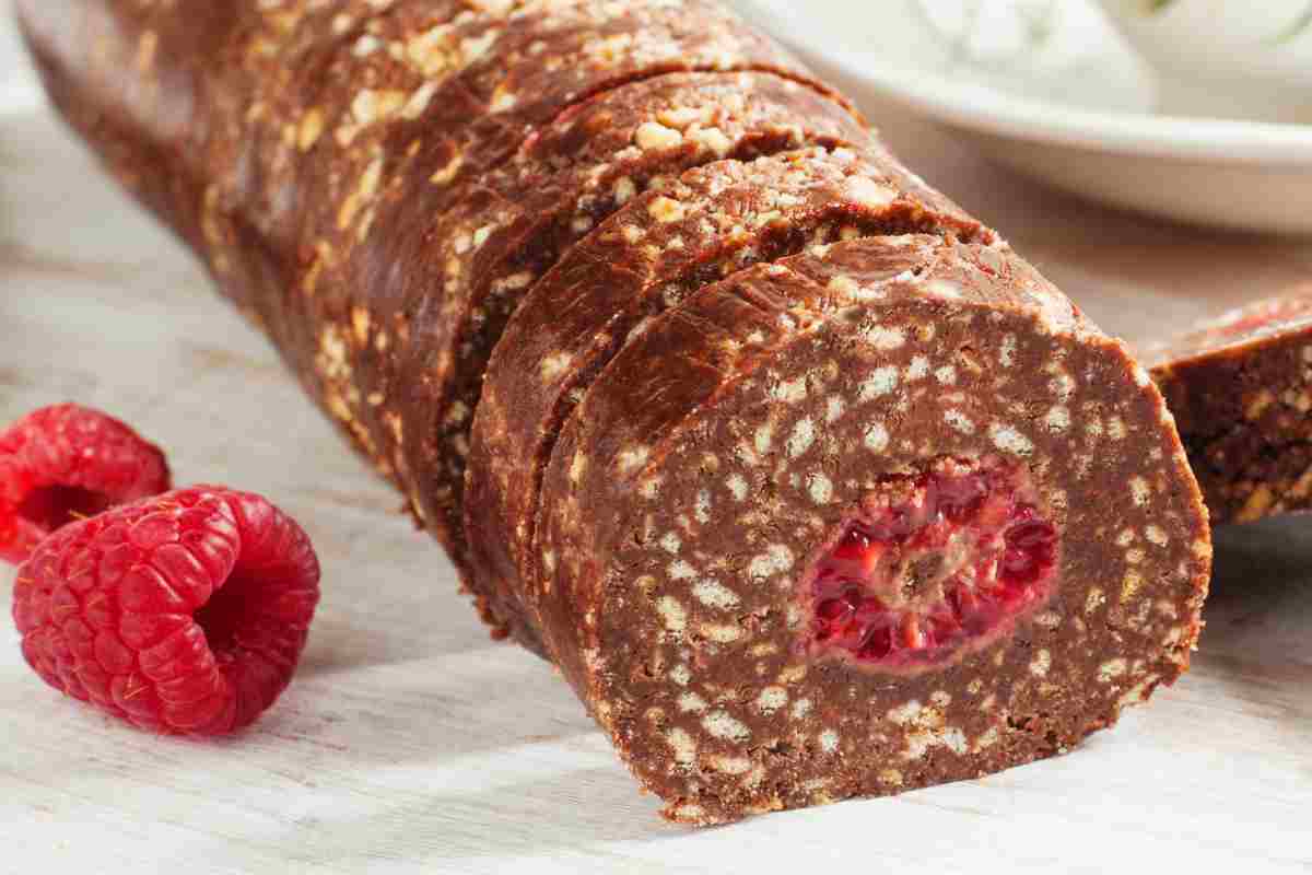Salame al cioccolato mascarpone e lampone su un tavolo