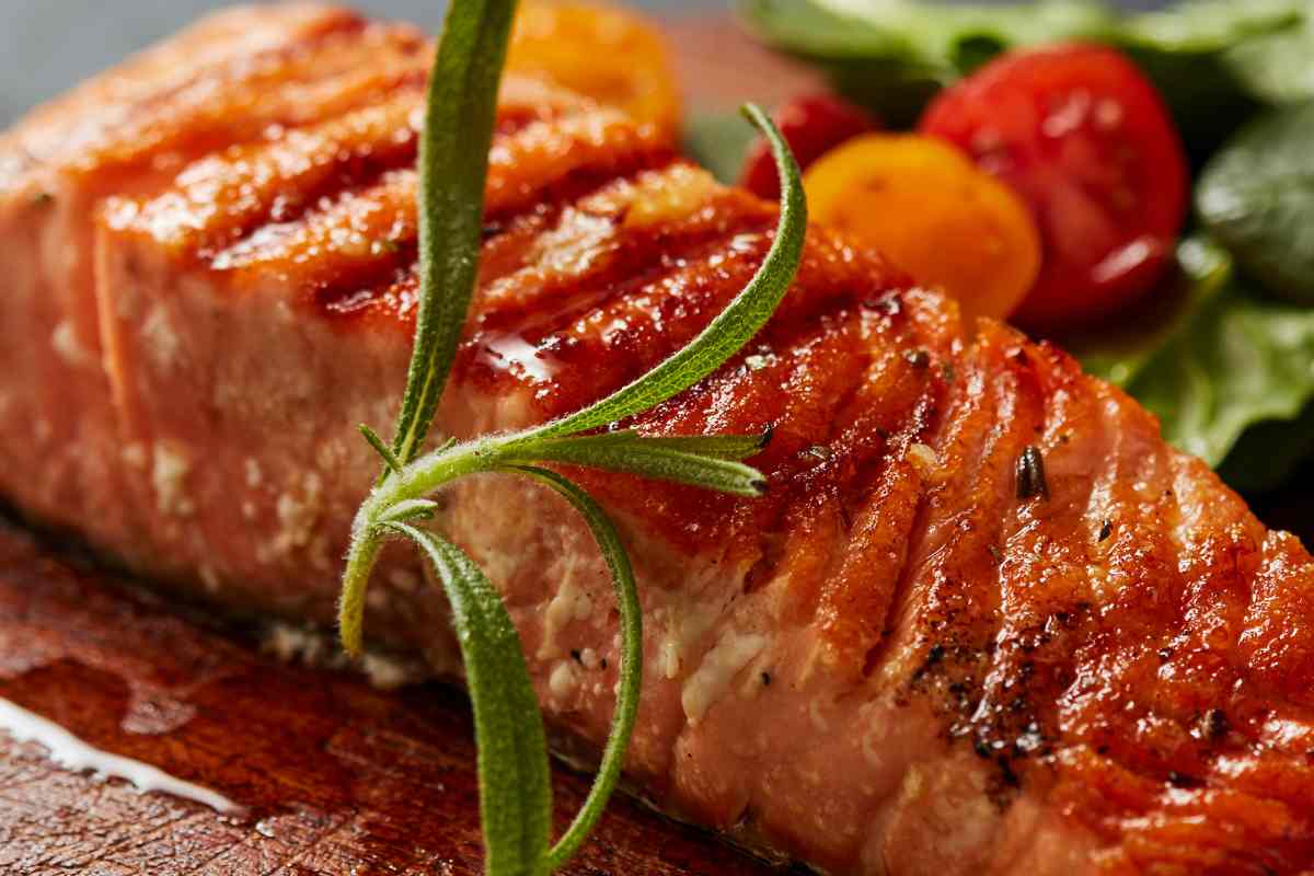 Preparalo così e ti gusti un salmone super succoso stando in cucina meno di 10 minuti