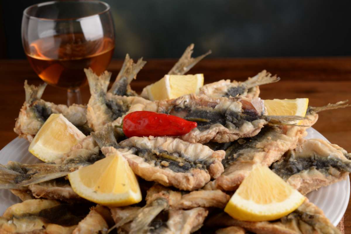 Sarde fritte con limone peperoncino e un bicchiere di vino