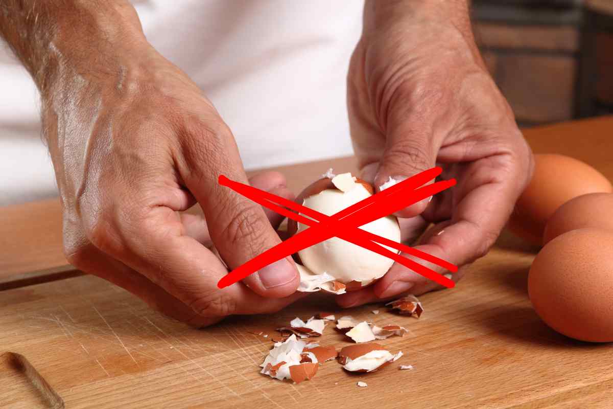 Un uomo che sbuccia un uovo sodo