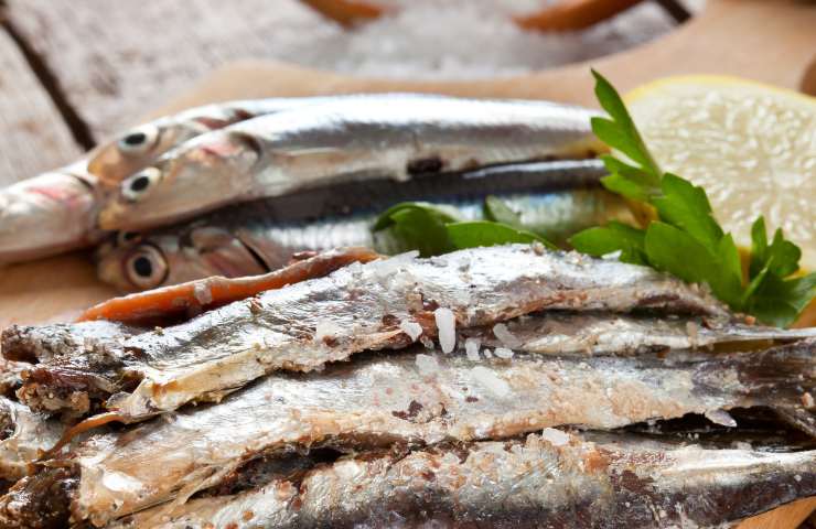 Delle alacce su un tagliere