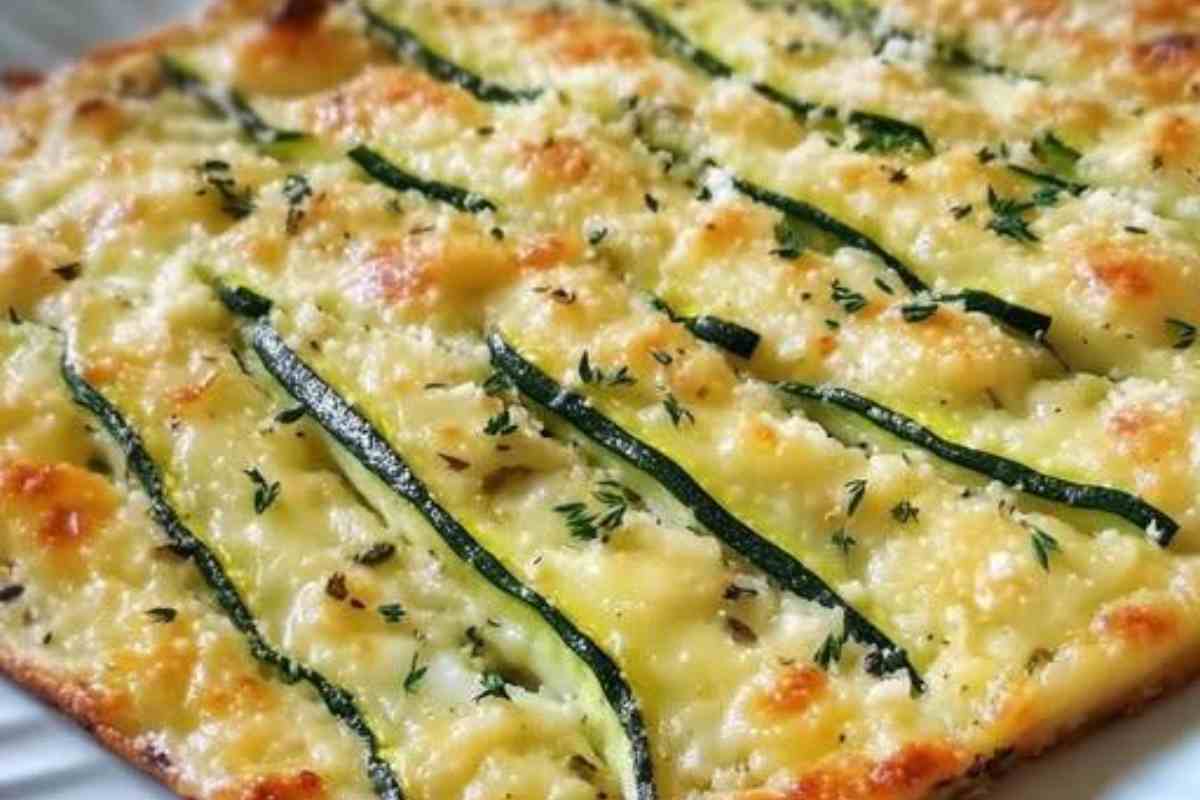 Schiacciata di zucchine in un piatto