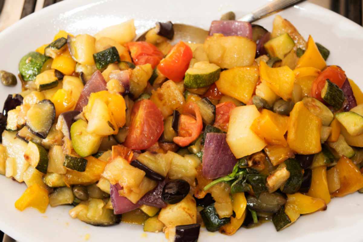 Caponata siciliana in un piatto