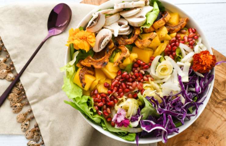 Una insalata in una insalatiera