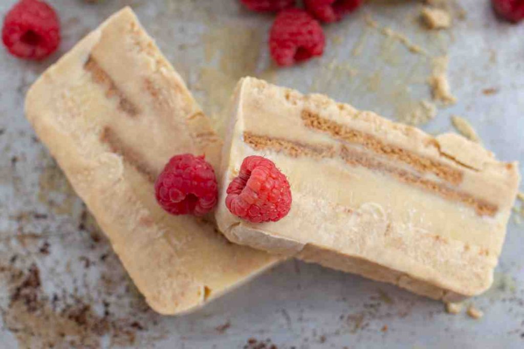 due fette di semifreddo al caffè con lamponi viste dall'alto