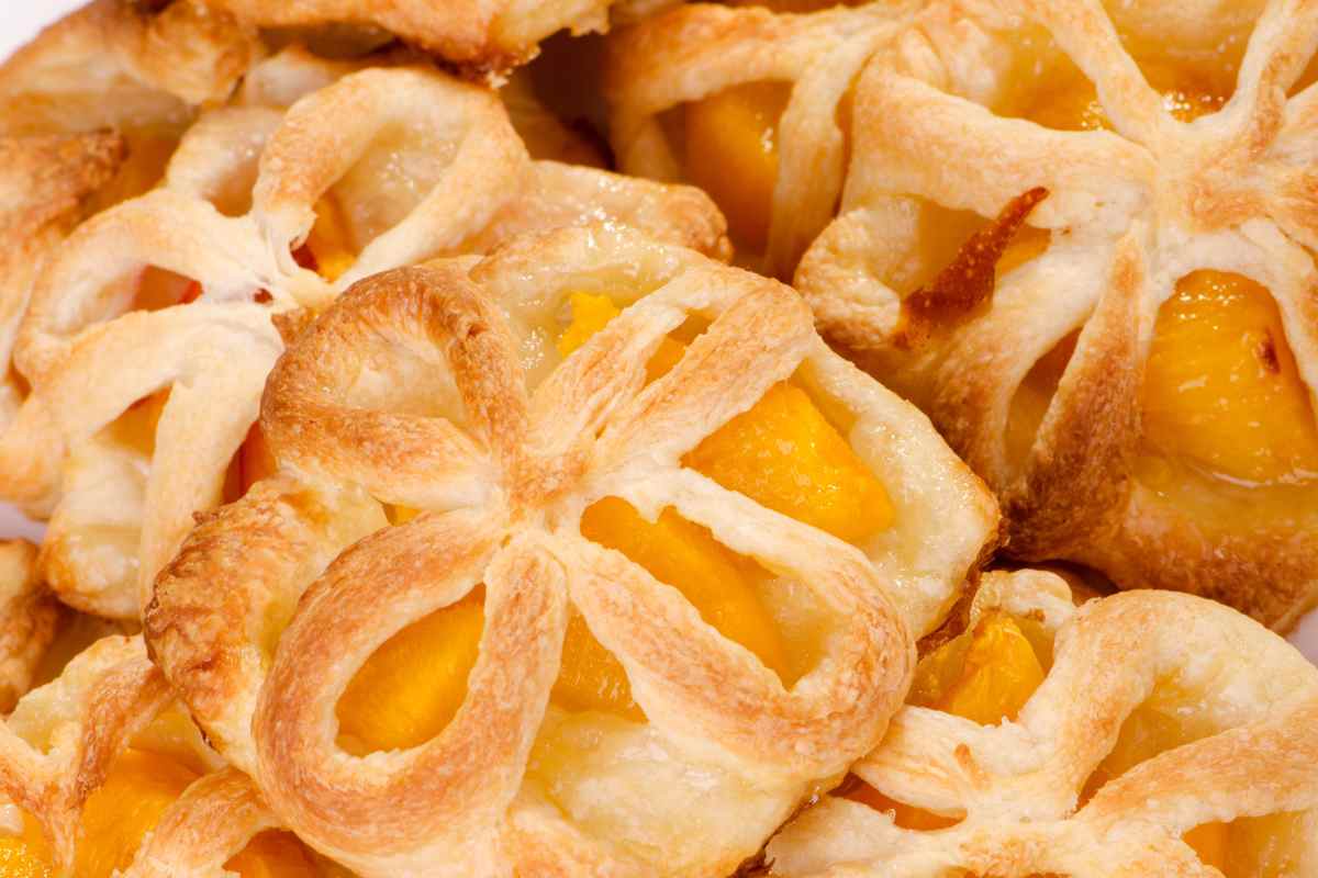 Adoro le pesche e le faccio diventare stragolose mettendole nella pasta sfoglia, goduria pronta in 10 minuti