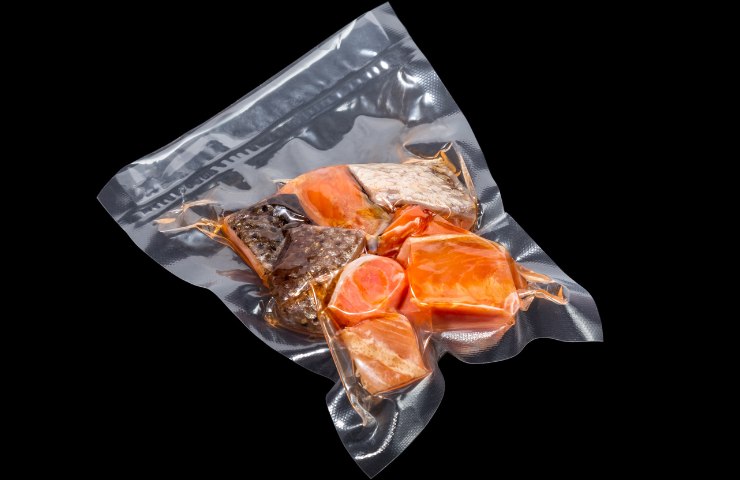 Del salmone affumicato confezionato sottovuoto